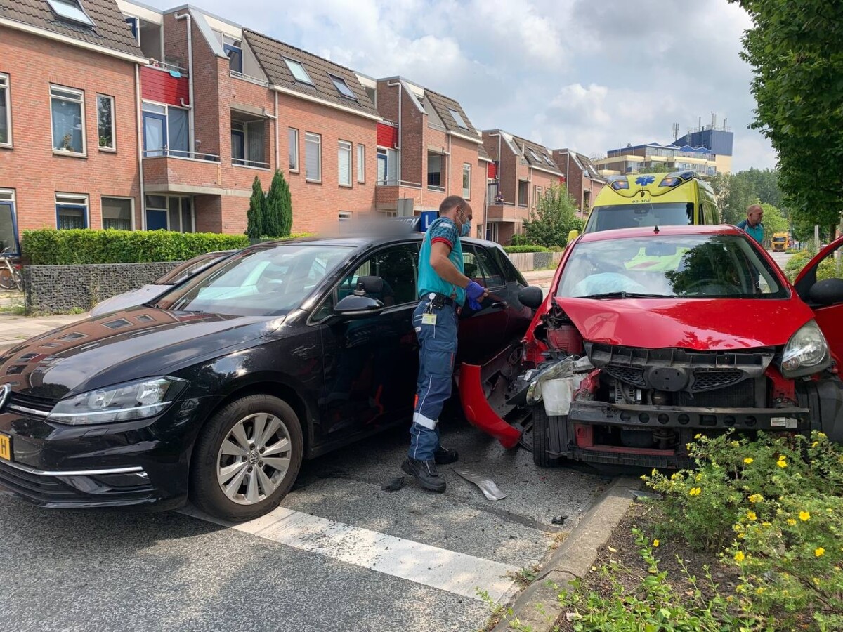 Personenauto in botsing met lesauto in Assen