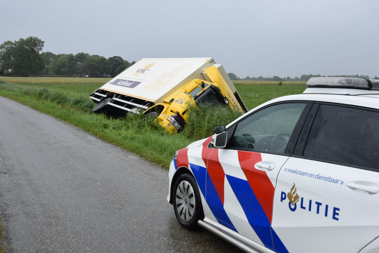 Vrachtwagen belandt op zijkant in sloot bij Anjum