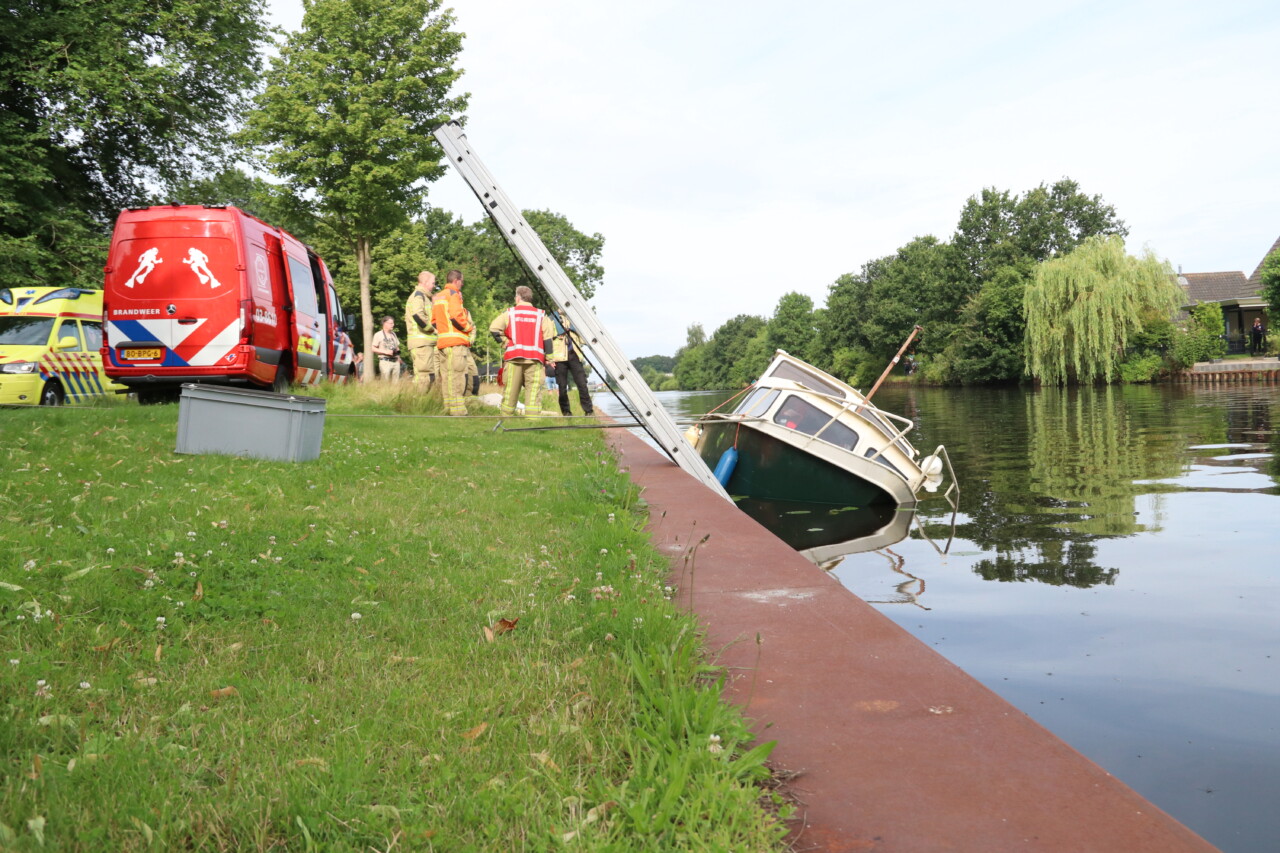 Brandweer pompt boot leeg in Hoogeveen (video)