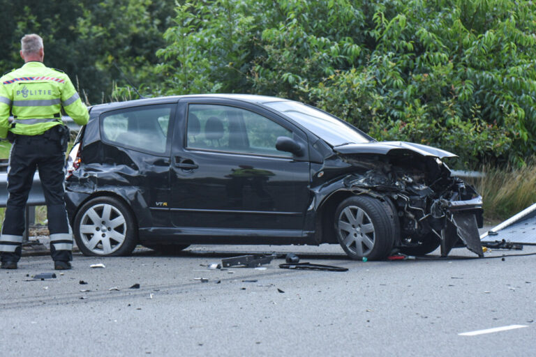 Auto botst tegen vangrail in Emmen