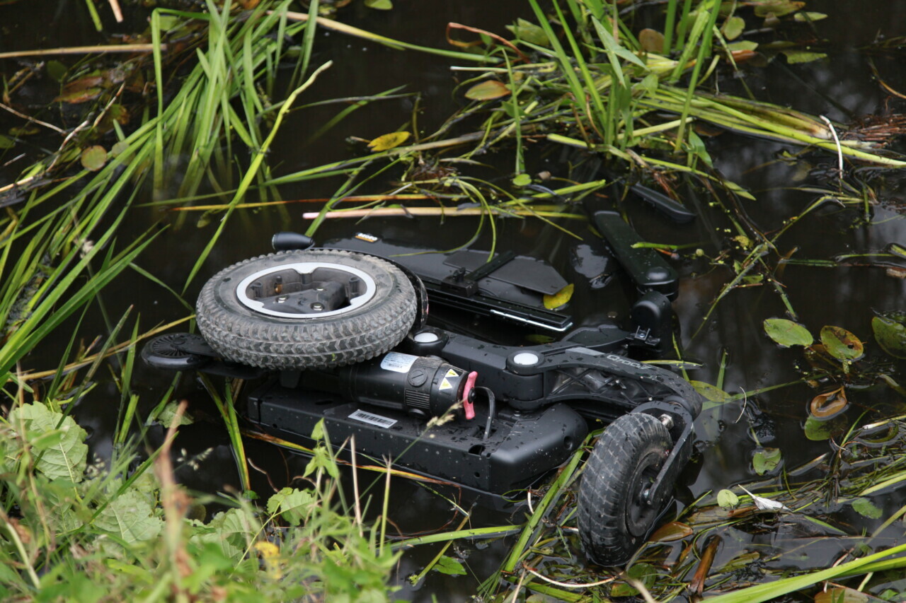 Scootmobiel raakt te water in Haren