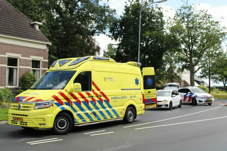 Wielrenner gewond na aanrijding met auto in Nieuw-Amsterdam