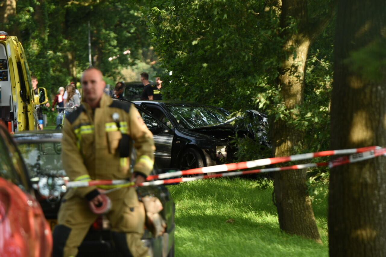 Auto botst tegen boom in Nieuw-Dordrecht; twee gewonden
