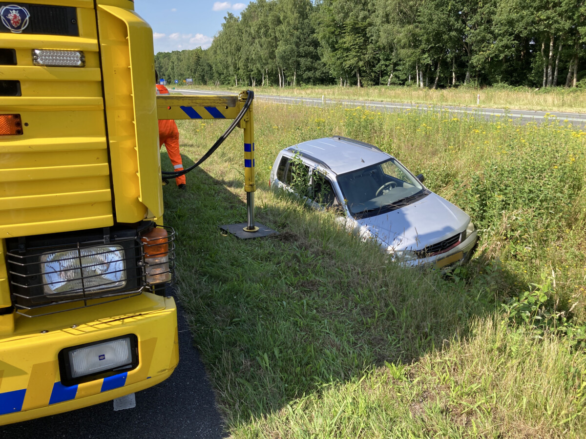 Auto belandt in sloot bij Ter Apel
