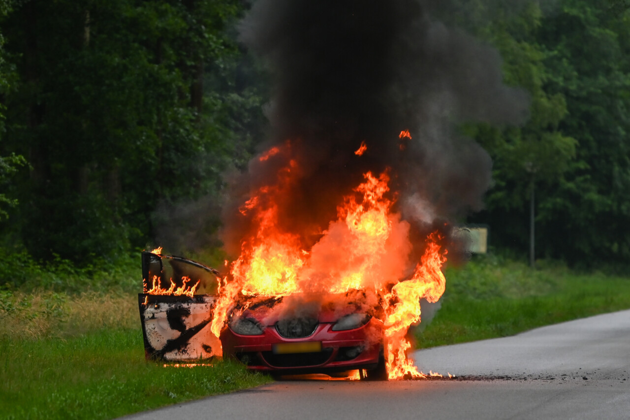 Autobrand in Kropswolde veroorzaakt grote rookwolken