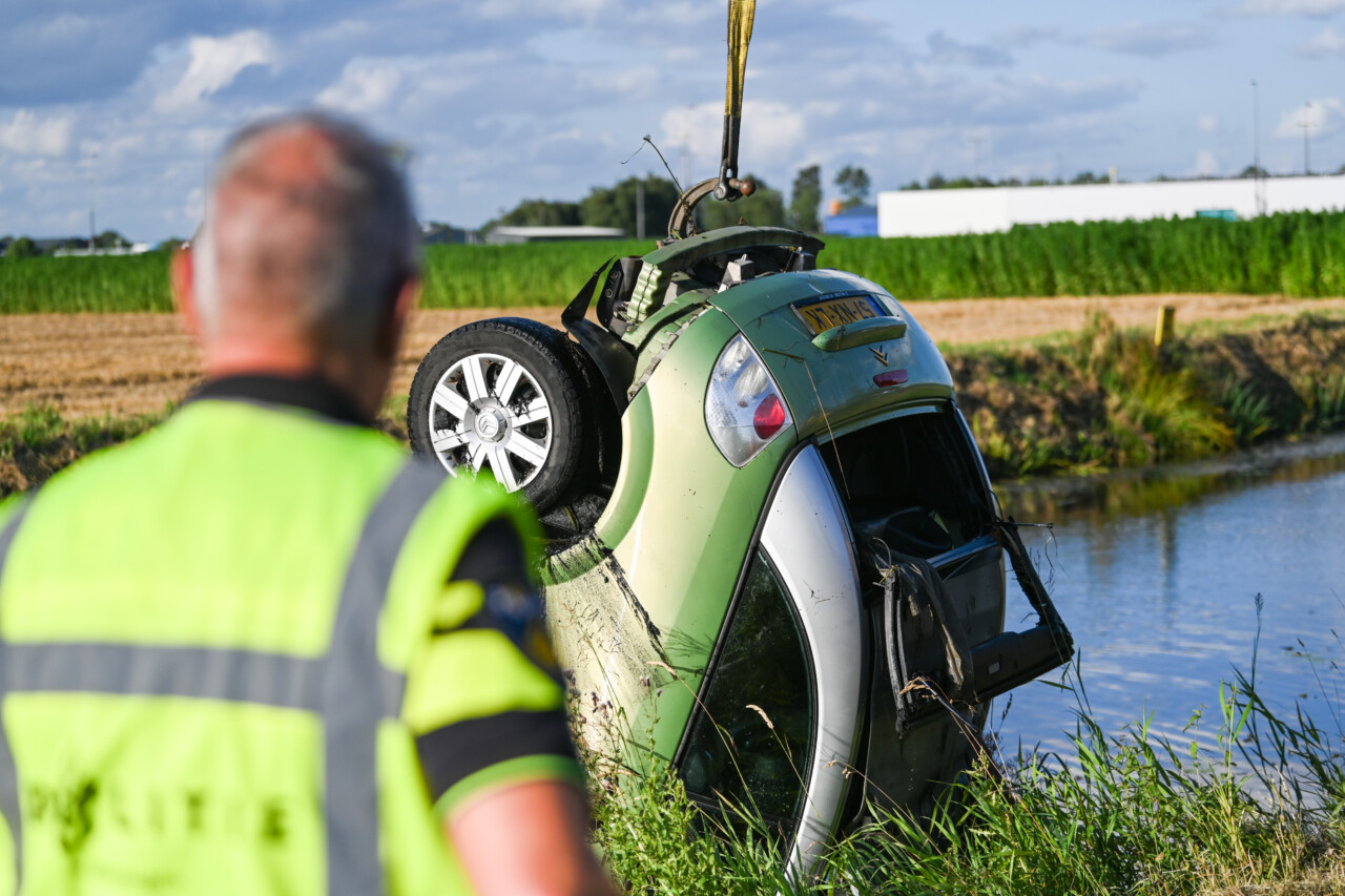 Bestuurster raakt te water met personenauto in Sappemeer