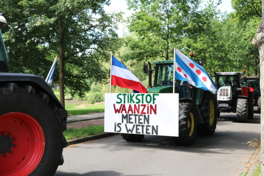 Boeren protesteren bij provinciehuis in Assen
