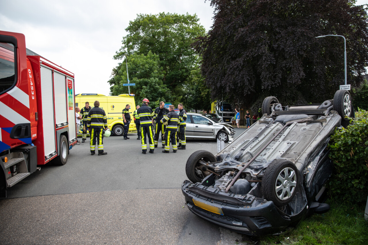 Auto belandt op de kop na botsing op kruising in Opende
