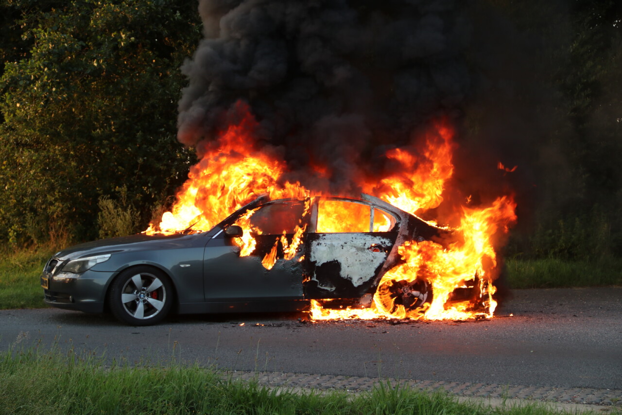 Auto brandt uit bij Stuifzand