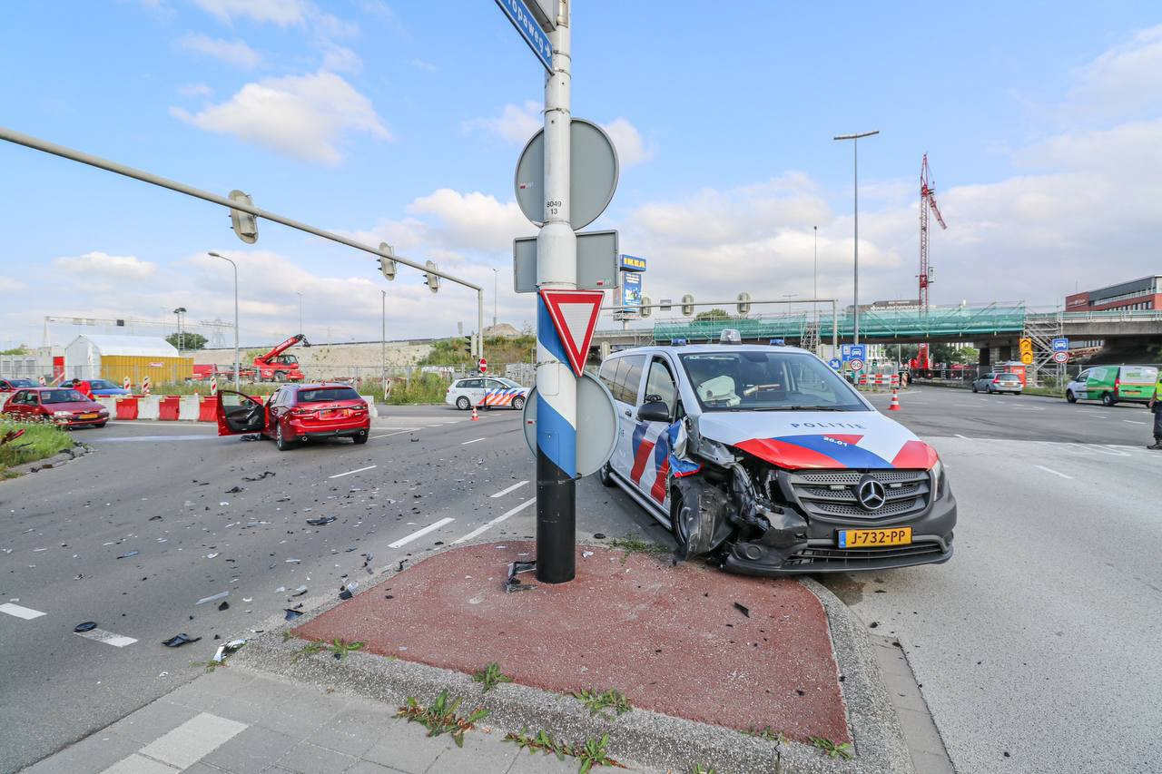 Ongeval tussen personenauto en politiebus in Groningen