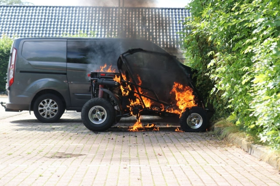 Buggy brandt uit aan de Nassaulaan in Heiligerlee
