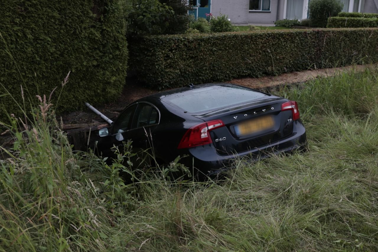 Bestuurder raakt van de weg en komt tot stilstand in sloot in Lemmer