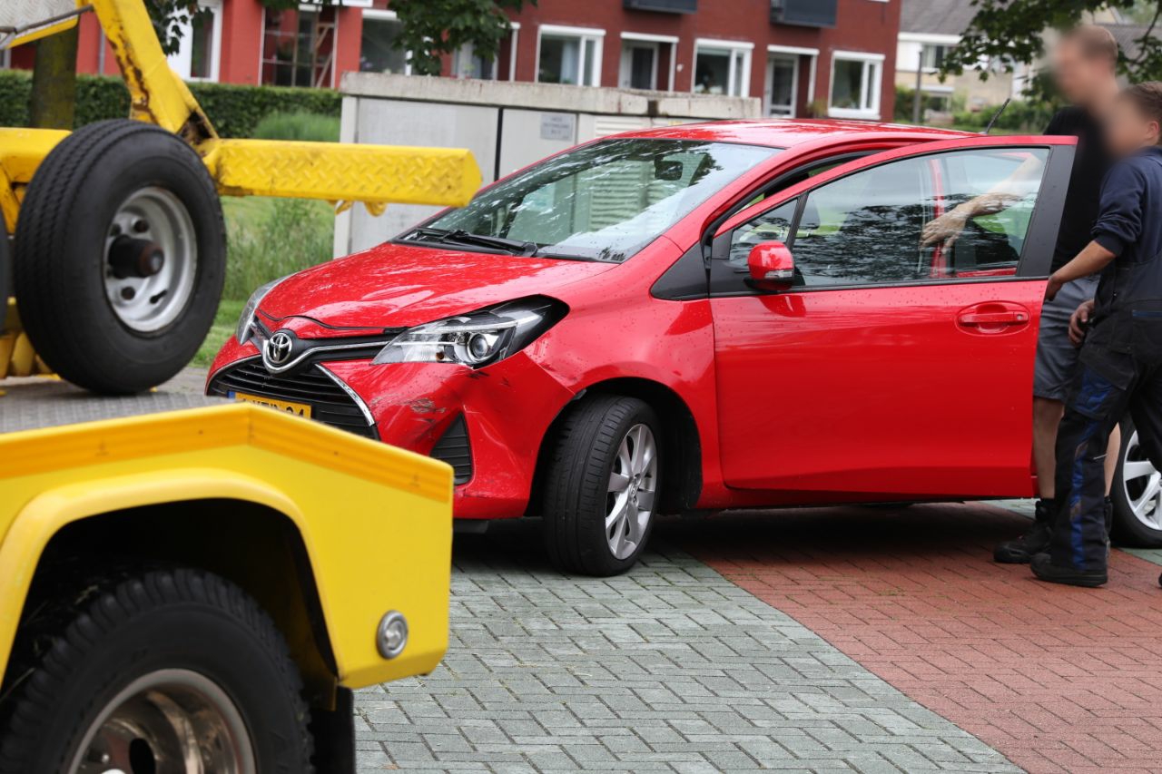 Scooterrijder gaat er vandoor na ongeval met auto in Sneek