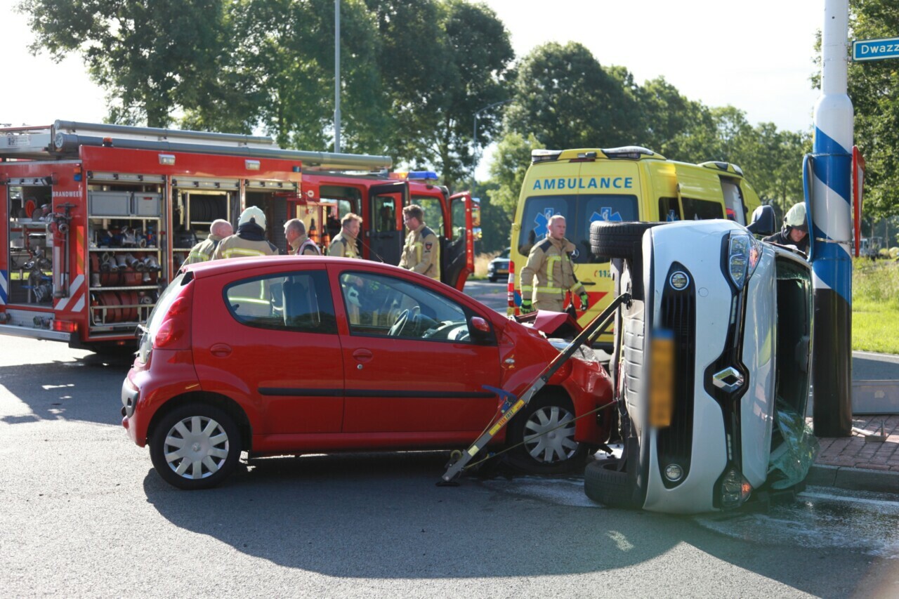 Bestuurder gewond na ongeval op kruising in Roden