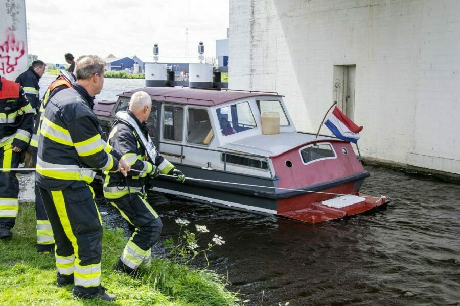 Kruiser op drift op Prinses Margrietkanaal bij Kootstertille