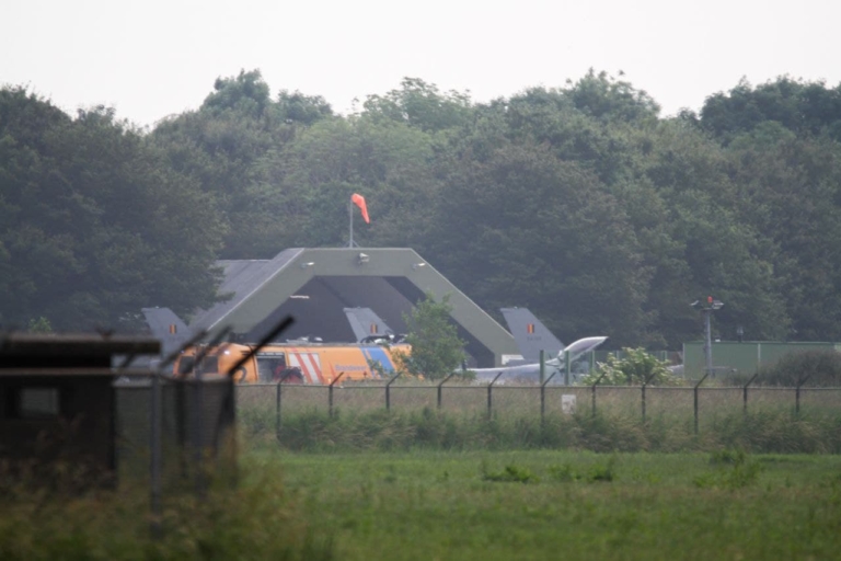 F16 rijdt pand vliegbasis in na incident; piloot verlaat kist met schietstoel