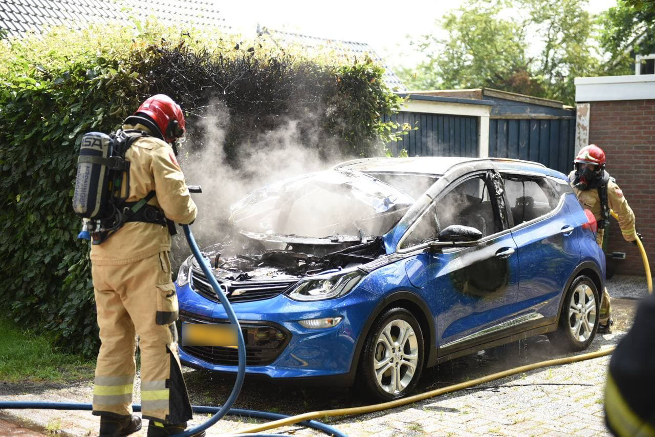 Elektrische auto vat wederom vlam in Alteveer