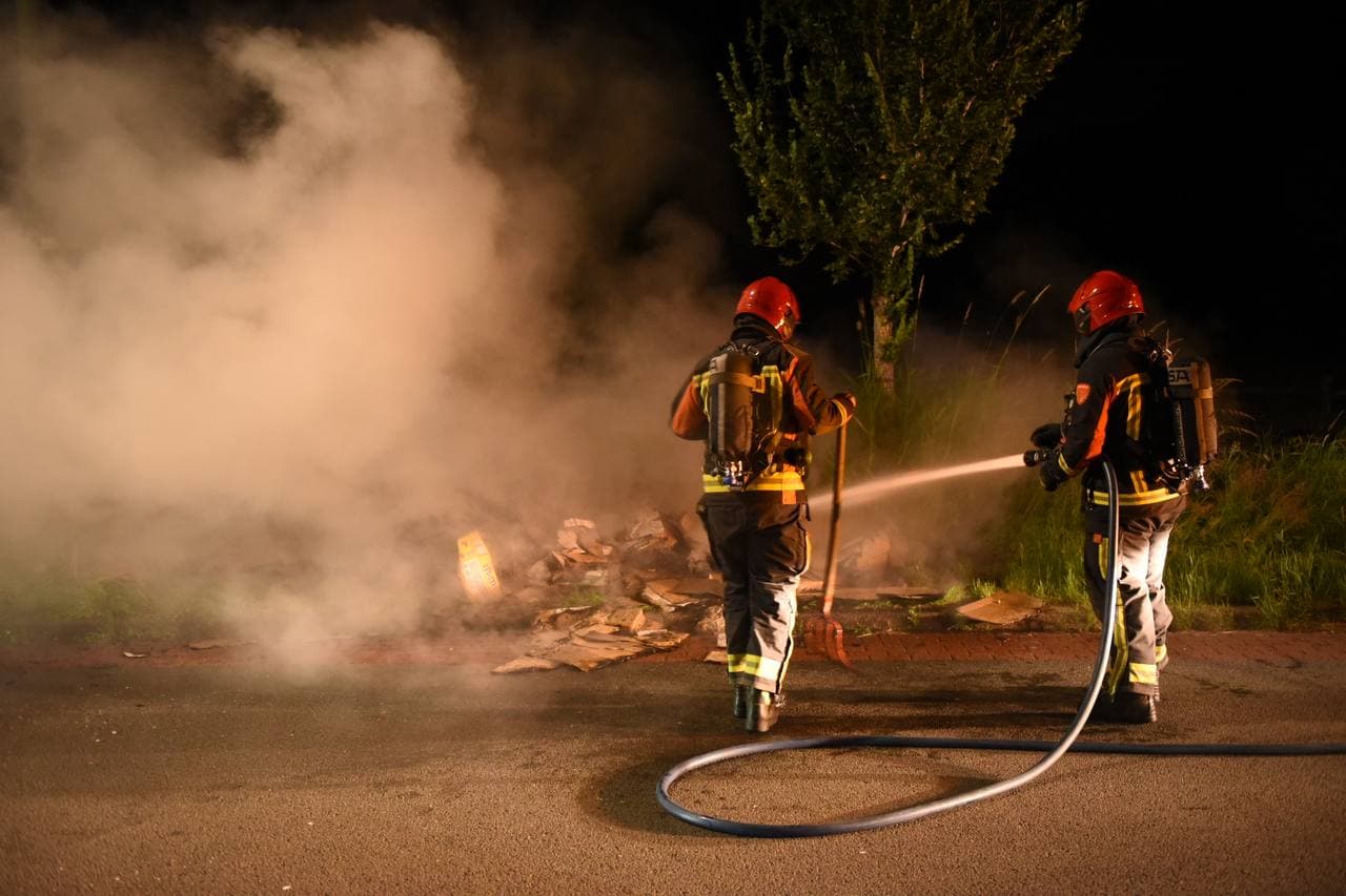 Brandweer blust papierbrand in Midwolda