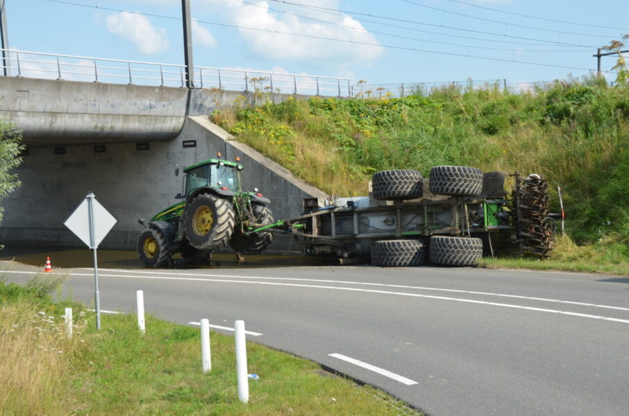 Giertank kantelt bij Wirdum