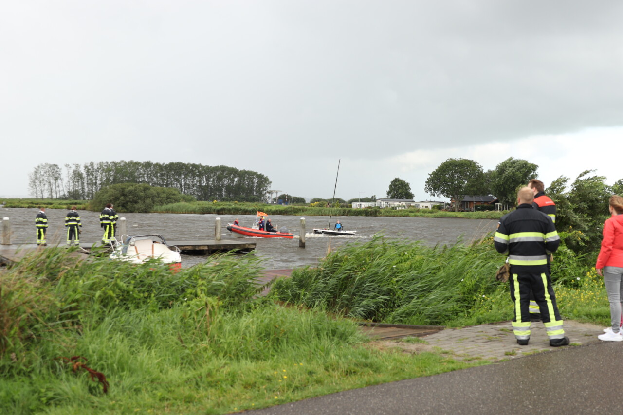 Zeilbootje met twee personen in de problemen bij Terherne
