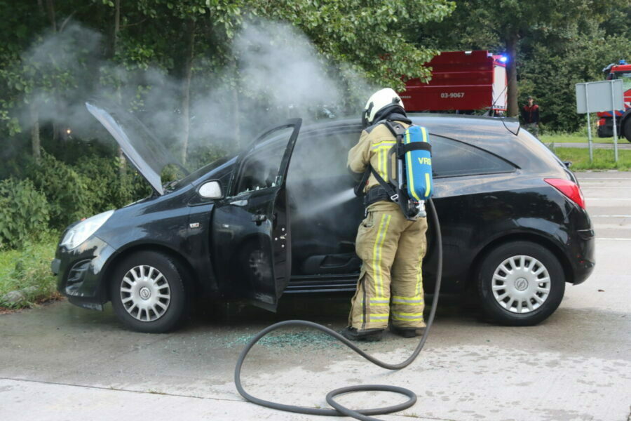 Auto beschadigd na brand in Veeningen