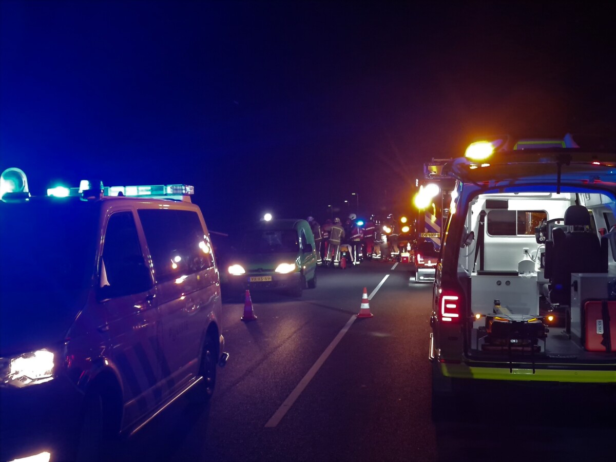 Auto raakt te water na ongeval in bosgebied in Assen; Twee gewonden