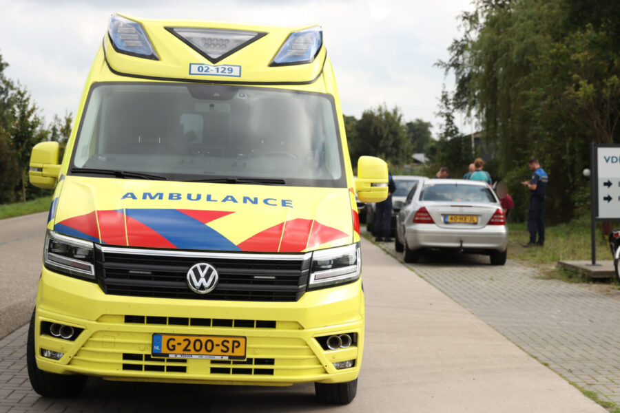 Auto beschadigd bij botsing met fietser in Heerenveen
