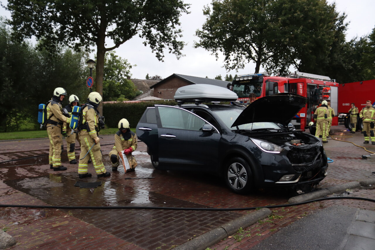 Auto op parkeerplaats beschadigd door brand in Ruinen