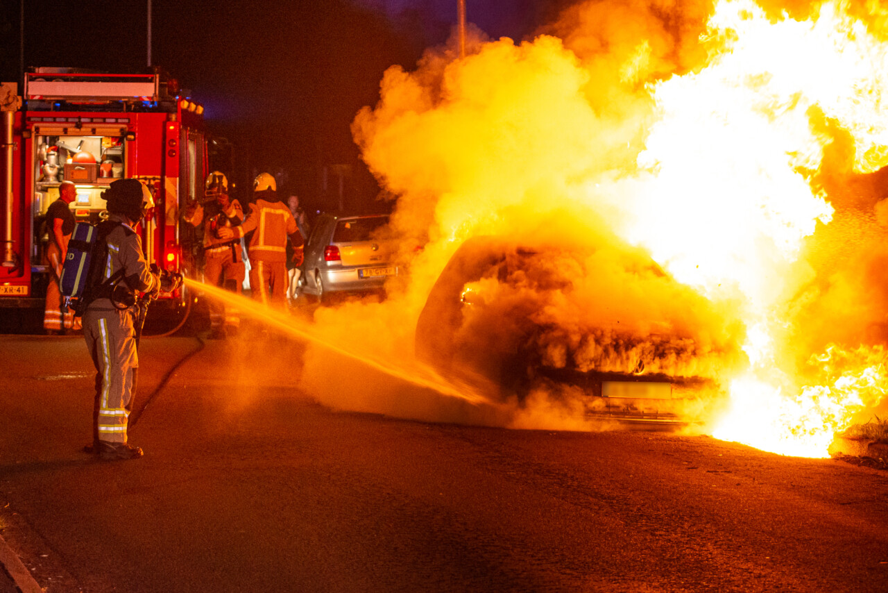 Auto uitgebrand in Emmen; brandstichting niet uitgesloten