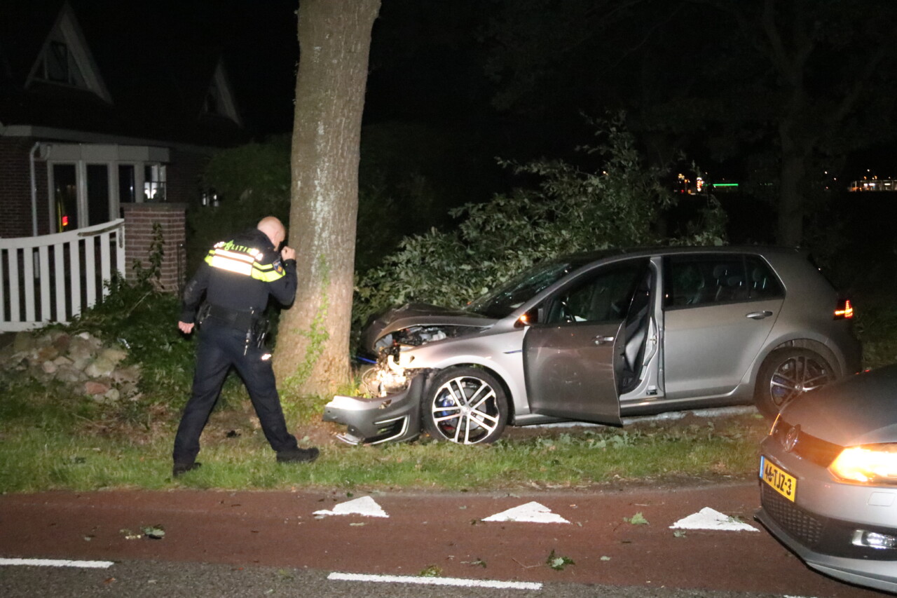 Automobilist rijdt rechtdoor over rotonde in Hollandscheveld