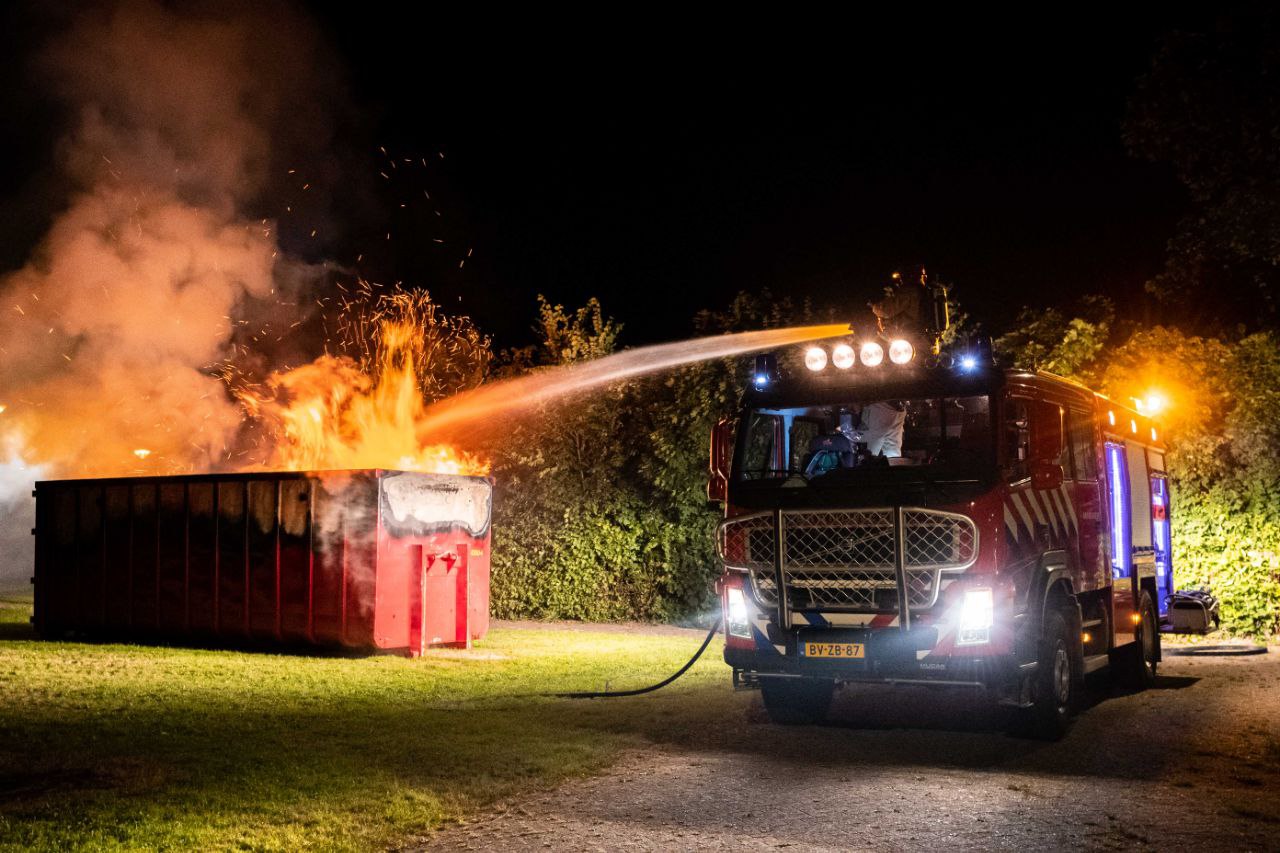 Uitslaande containerbrand in Ulrum