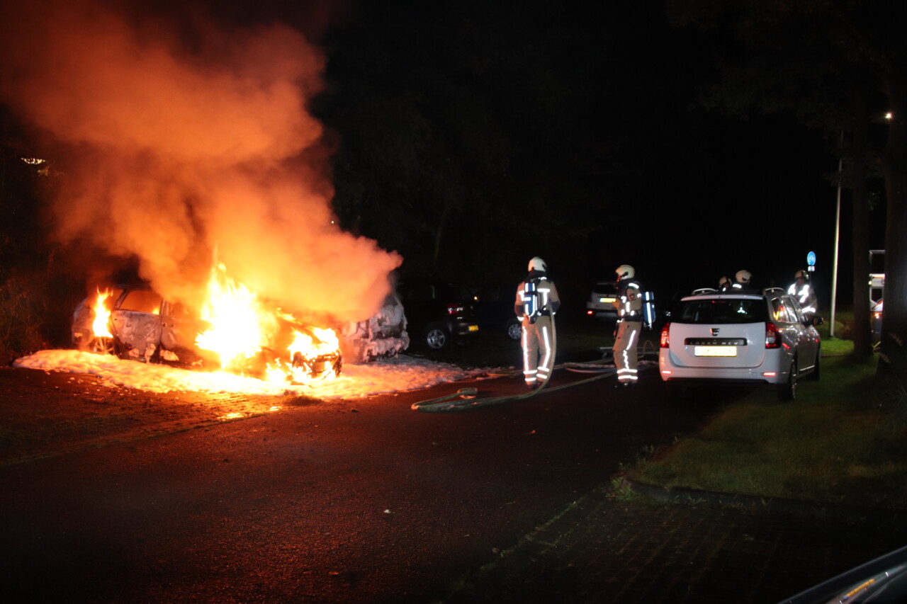 Autobrand in Assen; twee voertuigen verwoest
