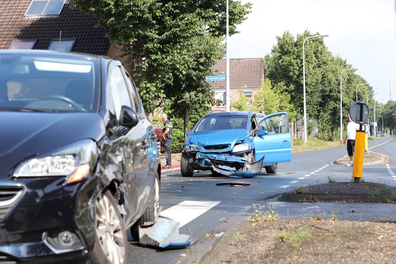Veel schade bij aanrijding op Zuiderweg in Hoogkerk