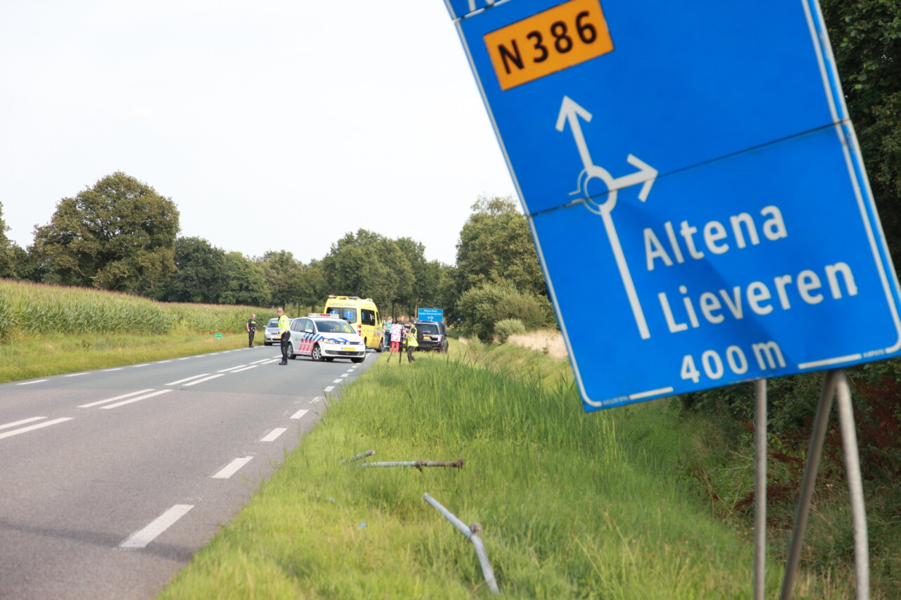 Auto rijdt verkeersbord omver bij Peize