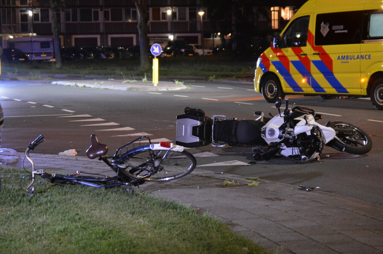 Motorrijder in botsing met fietser in Assen; twee gewonden