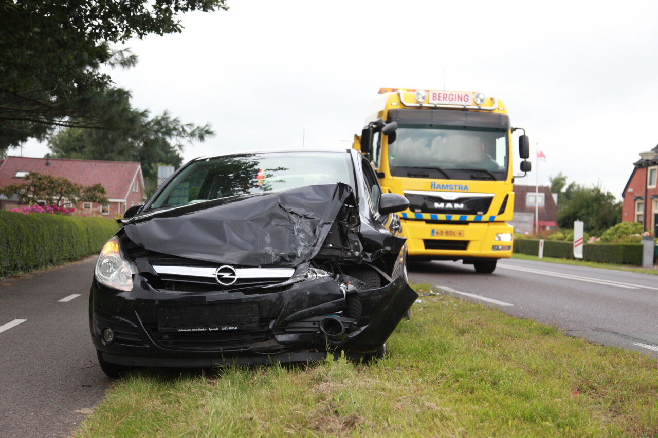 Twee auto’s botsen bij Tynaarlo