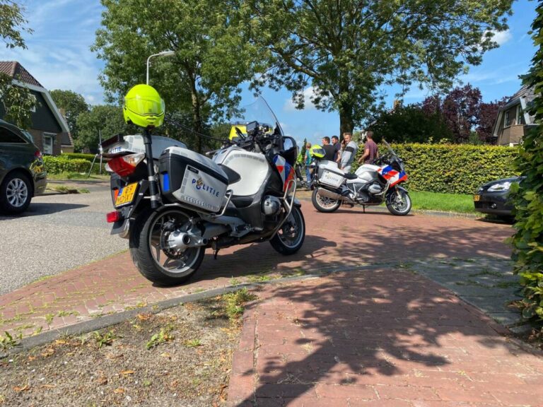 Twee scooterrijders botsen op kruispunt in Tijnje; twee gewonden