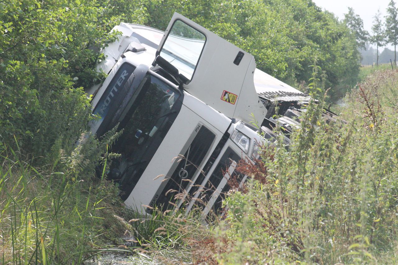 Vrachtwagenchauffeur komt in berm en eindigt in sloot naast N356 bij Damwâld