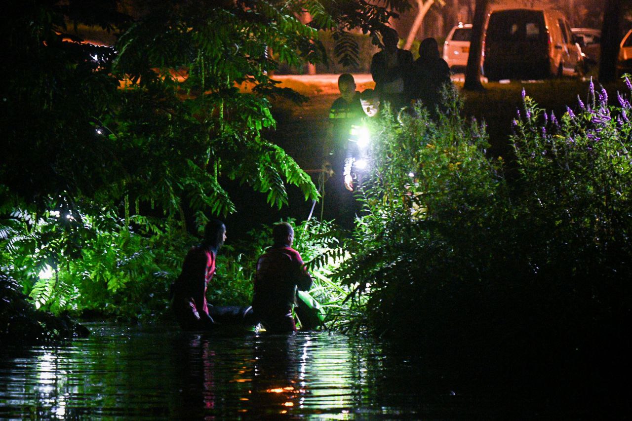 Politie en brandweer halen scooter uit vijver aan de Molukkenstraat in Groningen