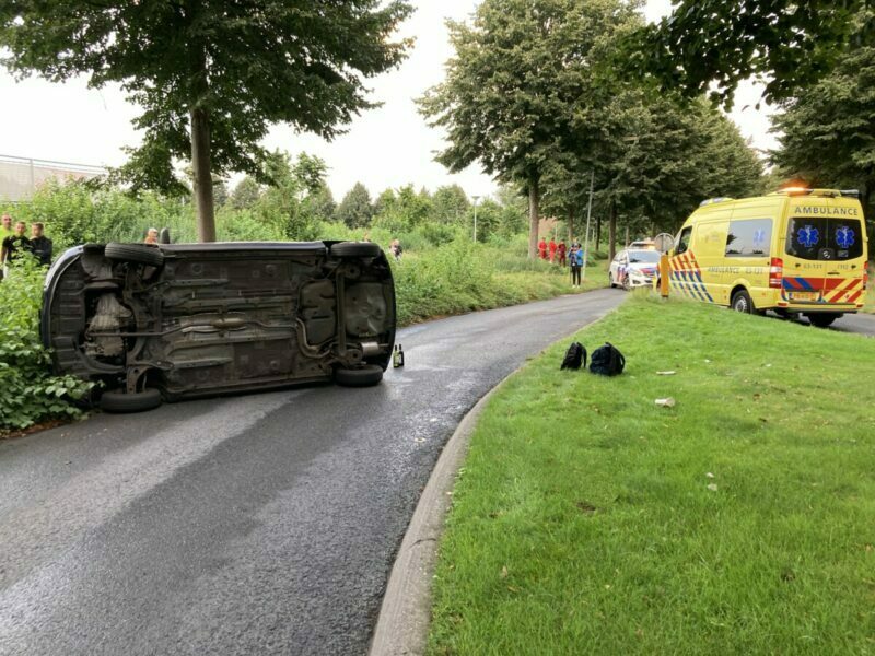 Auto uit de bocht en op de kant aan de Veldstukken in Emmen