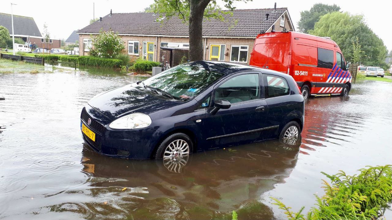 Ernstig wateroverlast in Woudsend; hulpdiensten groots uitgerukt