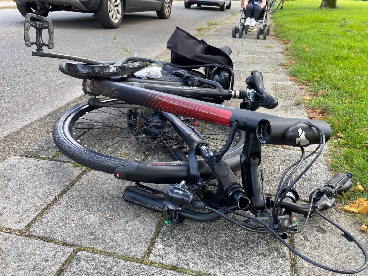 Automobilist schept fietser in Winschoten; fiets breekt in tweeën