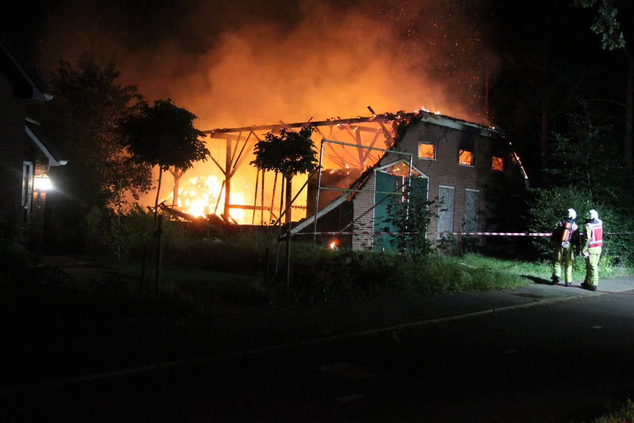 Gebouw verloren na felle uitslaande brand in Zuidlaren