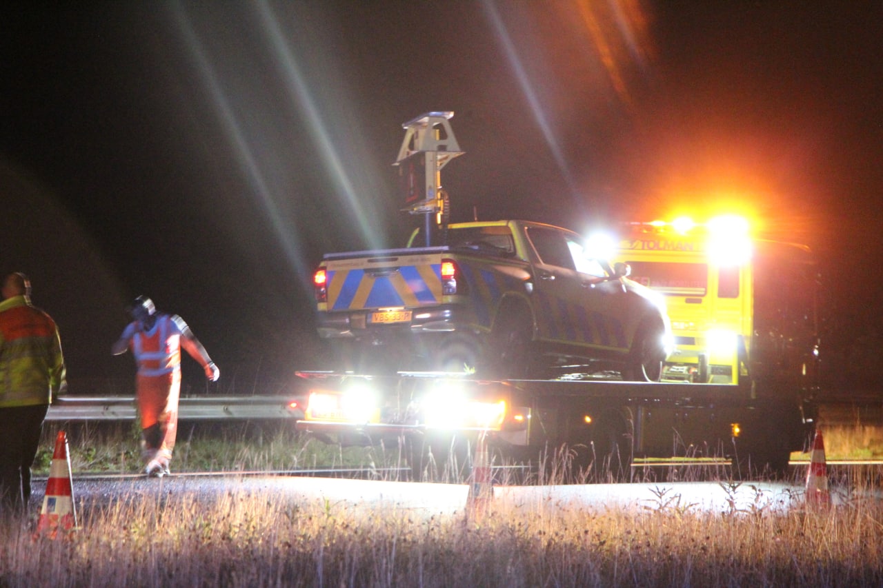 Auto botst op afzetting Rijkswaterstaat op A7 bij Drachten