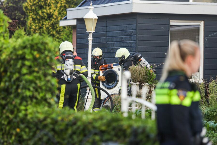 Brandweer blust brand in wasdroger aan de Zuiderdwarsvaart in Drachten