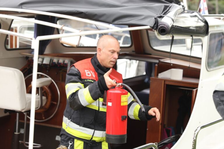 Plezierjacht stuurloos na kleine explosie in Heerenveen