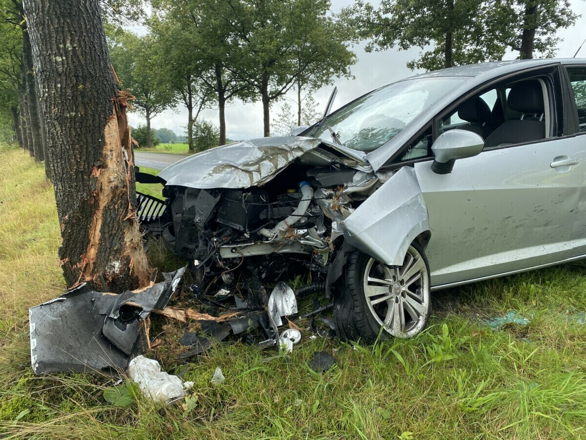 Auto botst tegen boom bij Ureterp