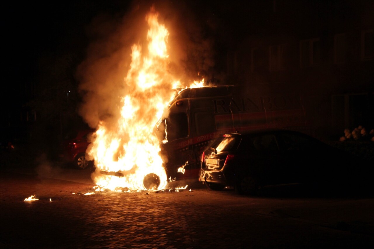 Busje in vlammen op in Stadskanaal