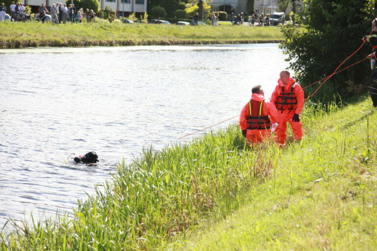 Zoekactie in water na aantreffen fiets langs water in Assen