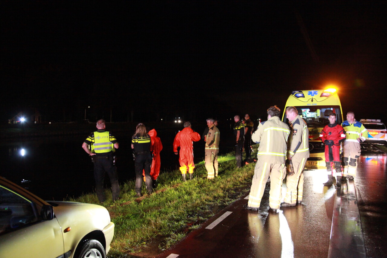 Auto raakt te water in De Punt; bestuurder niet gewond